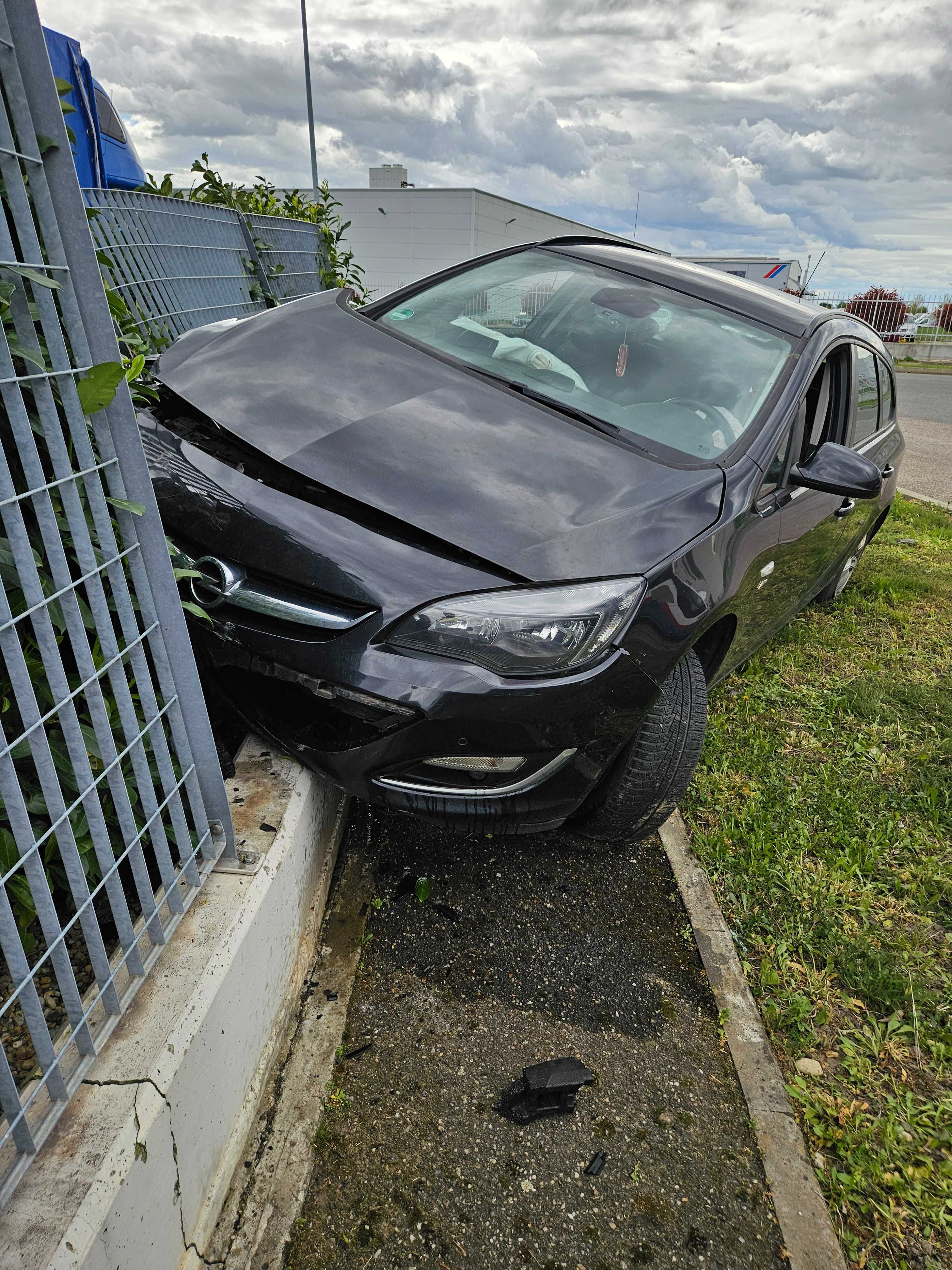 Opel Astra J facelift Avariat