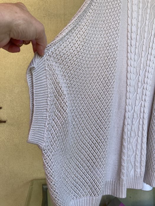 Cardigan foarte placut la piele,pe gat ,culoarea bej