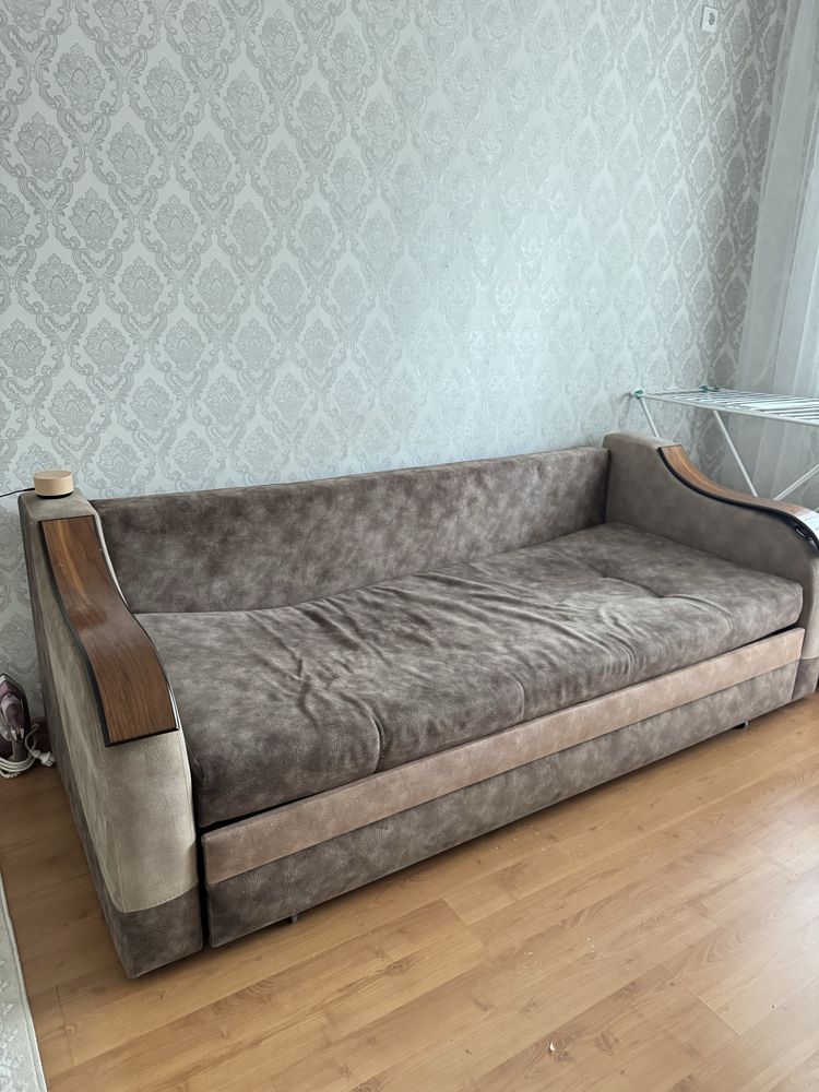 Диван для гостиной продается