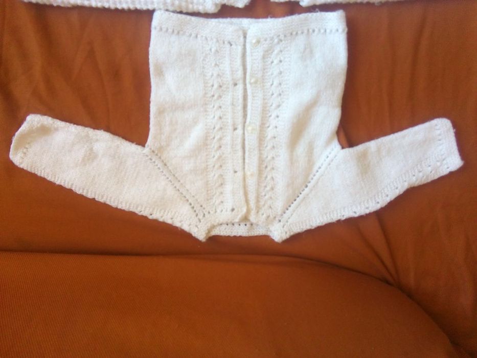 Ръчно плетиво за бебе - жилетка, шапка, терлички