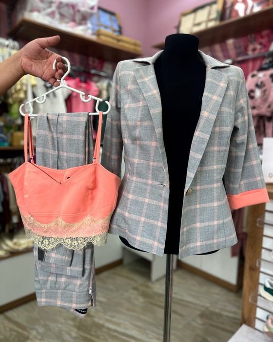 Продам брючные костюмы