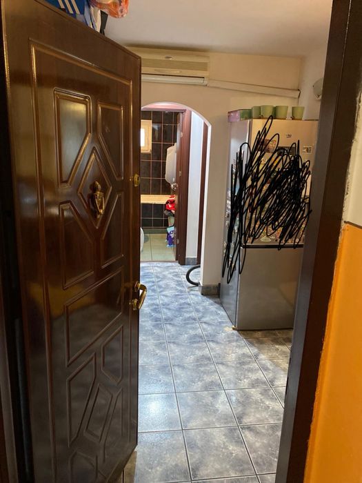 Vand apartament decomandat zona consul
