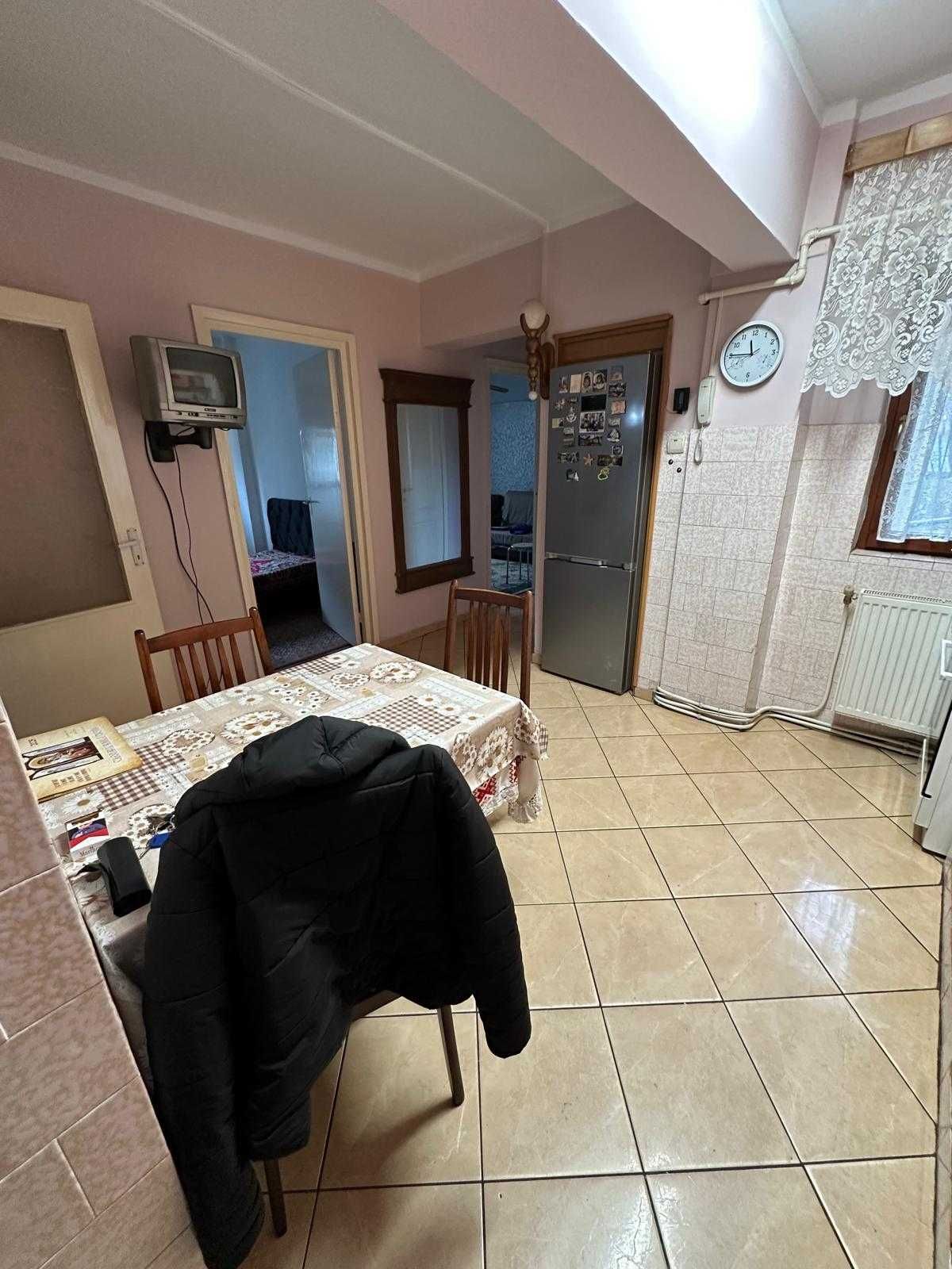 Vând apartament 3 camere decomandat Micro 16 etj. 1