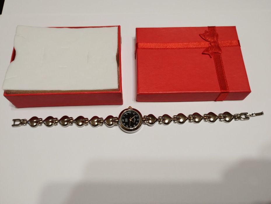 Дамски часовници q&q тип гривна