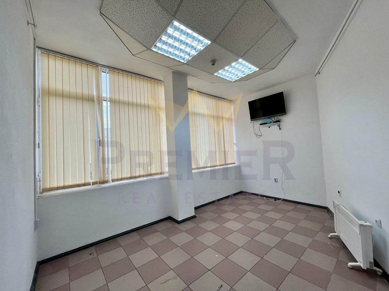 Продава се Магазин в Добрич, Център - 18 кв.м за 1389 €/кв.м - Снимка #2
