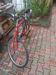 Bicicletă trekking roșie – confortabilă, echipată