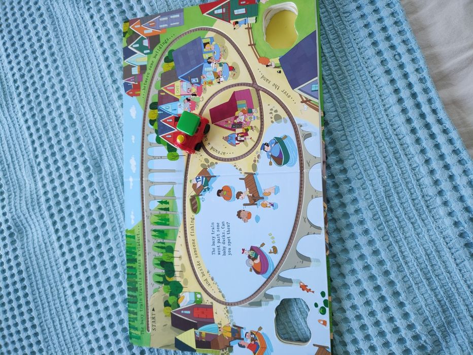 Vand cartea jucarie Busy Train Book