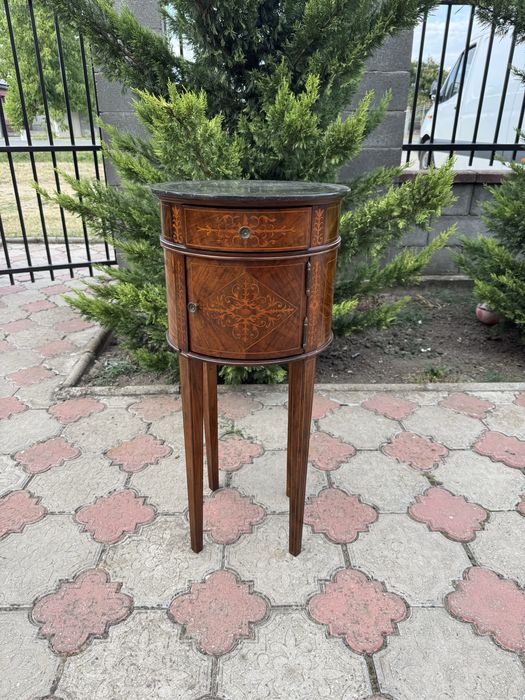Comodină vintage cu blat de marmură și intarsii – stil Louis XVI