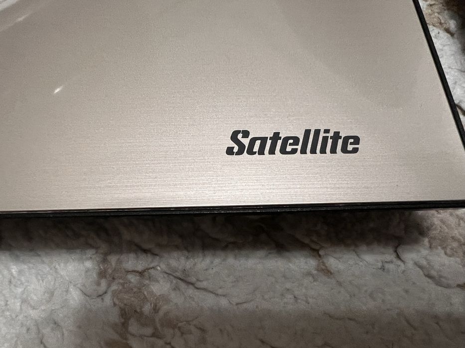 Два броя лаптоп Dell и Toshiba