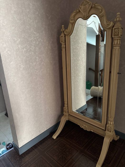 Продам изысканное напольное зеркало в классическом стиле “Психея”