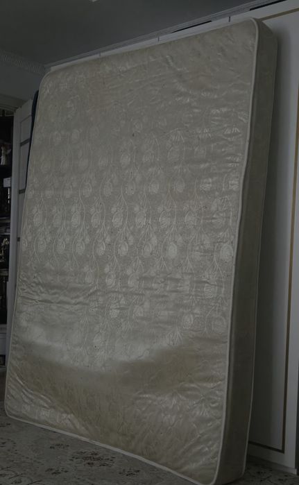 Отдам  матрас 160×200