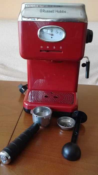 Кафемашина за еспресо Russell Hobbs Retro - НОВА