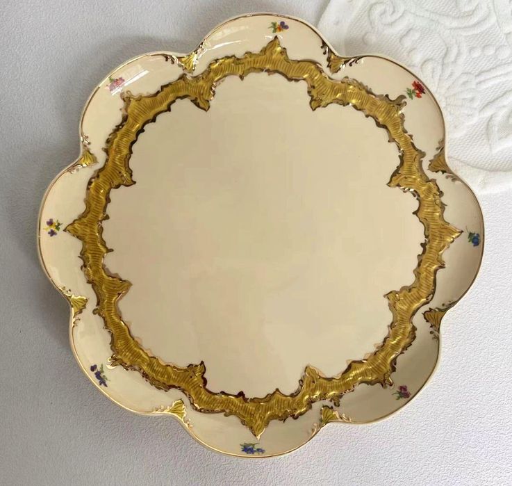 Шикарное фарфоровое плоское  блюдо с бортом.
Богатая позолота рельефом