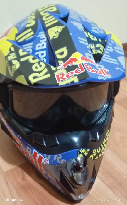 Каска Red Bull в комплект с очила