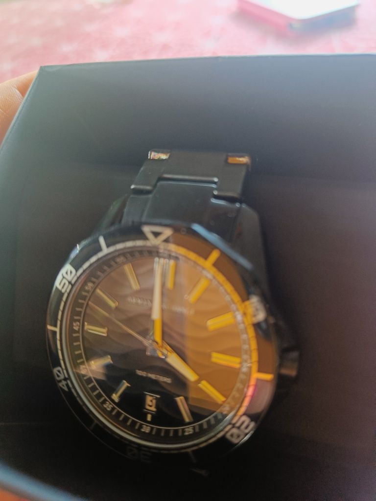 Продавам чисто нов часовник Armani Exchange 1952