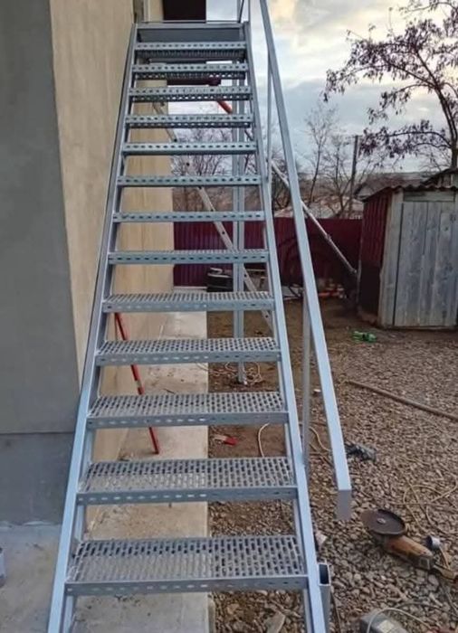 Scări metalice pentru interior și exterior