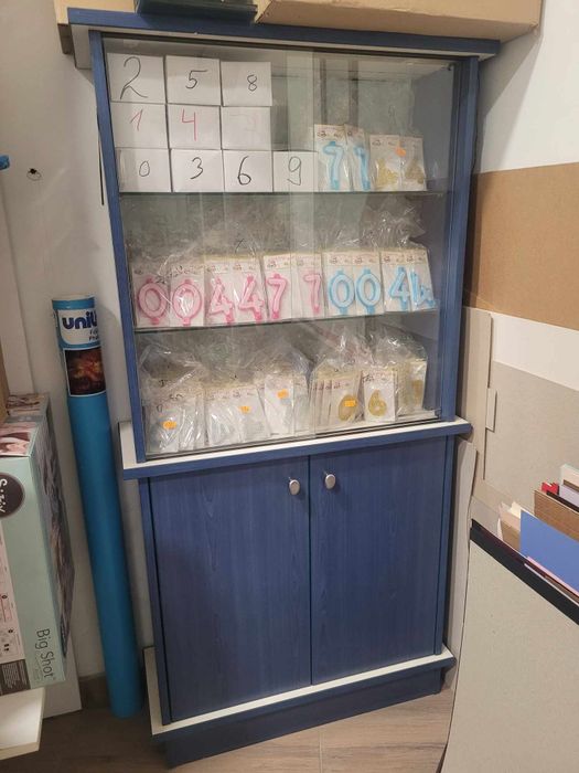 Продавам син шкаф със стъклена витрина