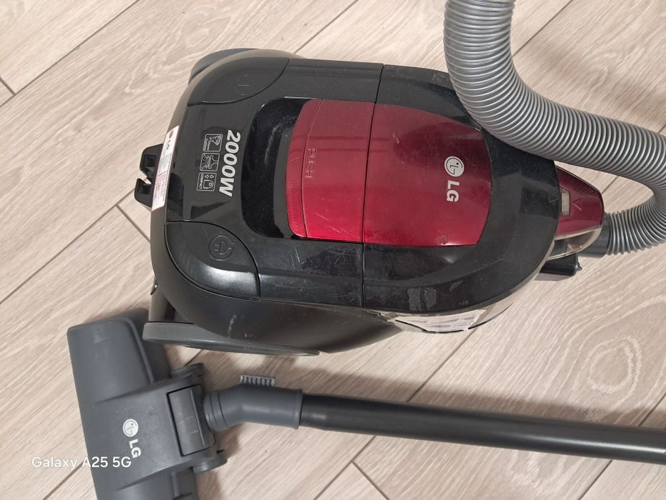 Пылесос LG в отличном состоянии.