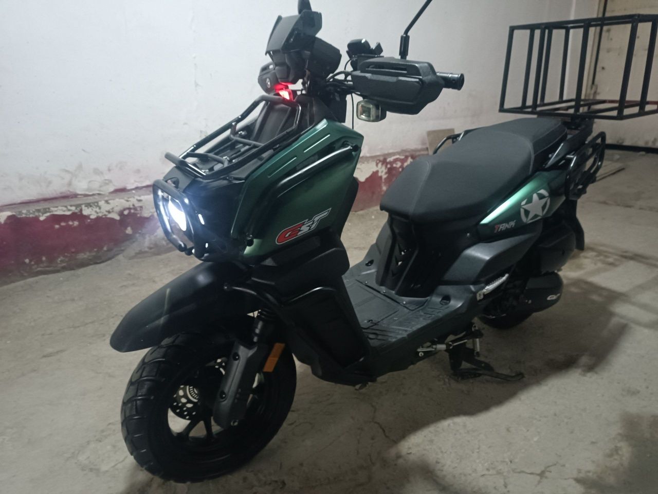 skuter tank sotiladi 650$ kelishiladigon joyi bor t