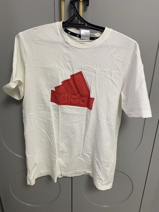 Футболка Adidas.