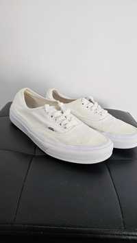 Vans (Authentic) 39