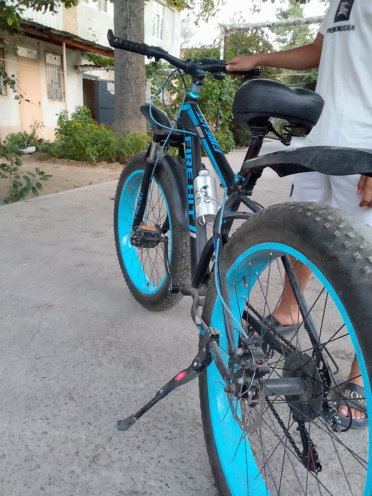 Velosiped yaxwi holatta turibdi