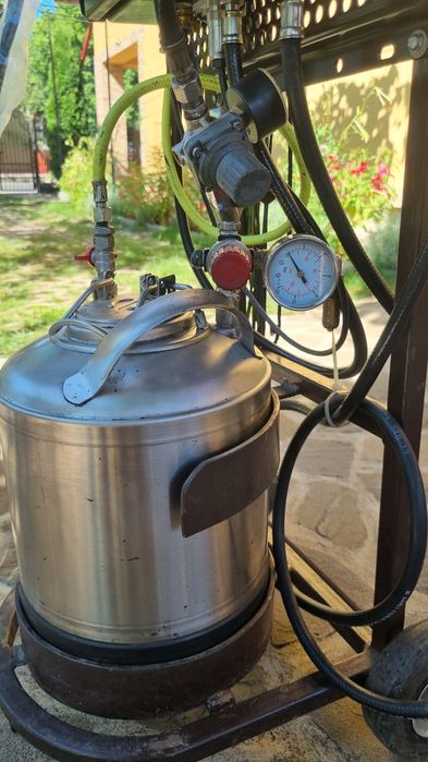 Aparat de vopsit în câmp electrostatic