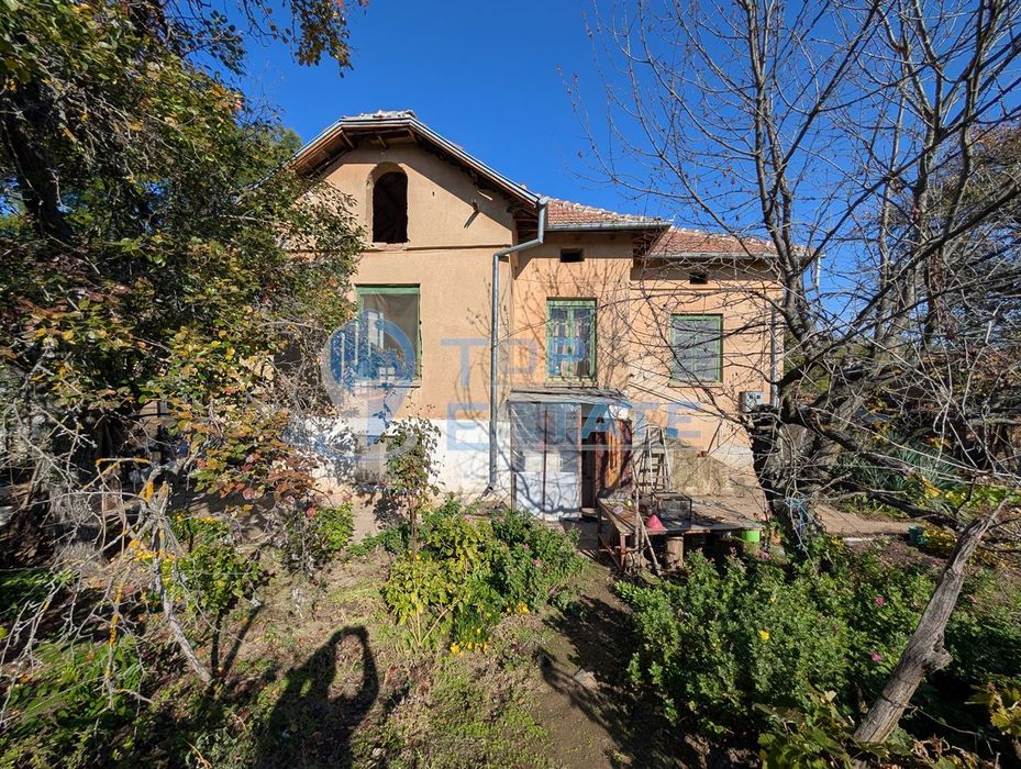 Двуетажна къща с голям двор и кладенец в село Сломер