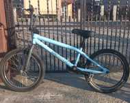 Vând bicicleta BMX