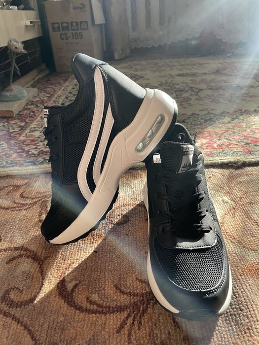 Кроссовки женские