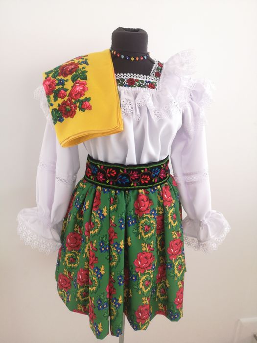 Costum  popular din maramures pentru femei