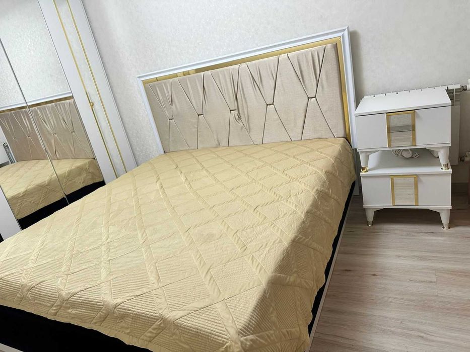 Кровать двухспальная и тумбочка