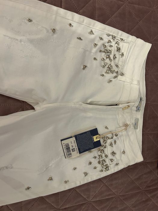 Бели дънки с камъни