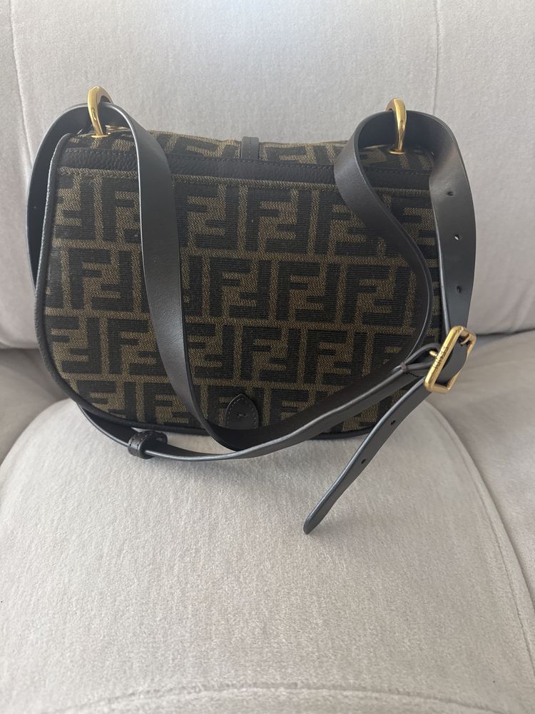 Fendi FF чанта прегърни ме