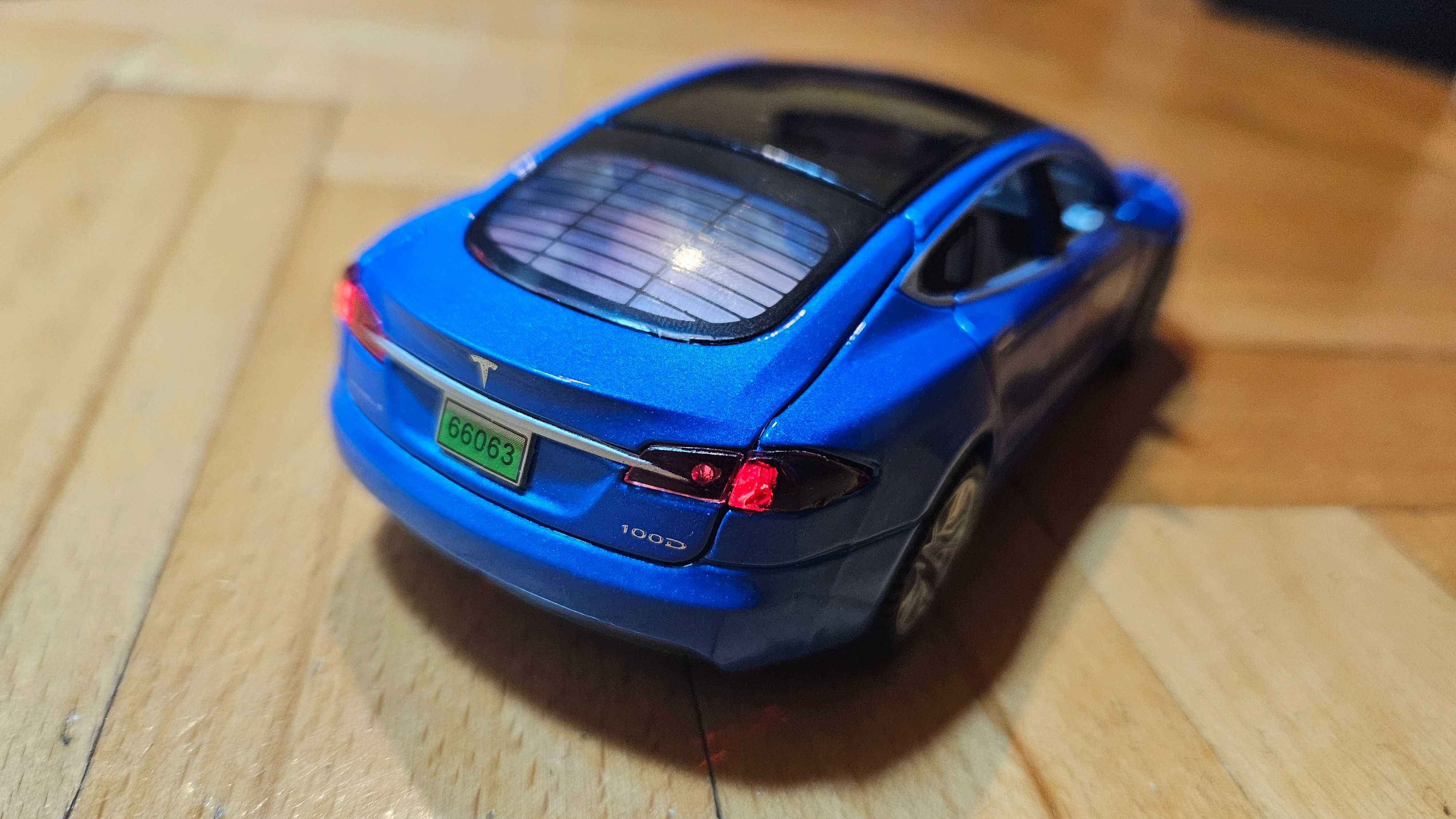 Macheta Tesla Model S 1/32