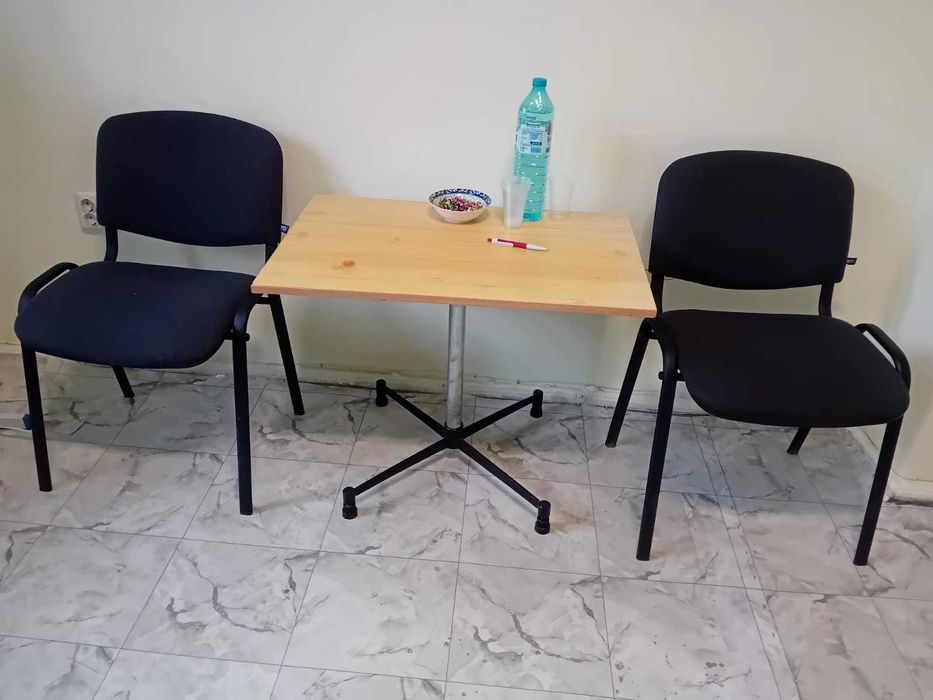 Тапицирани столове - черни и бели и масичка