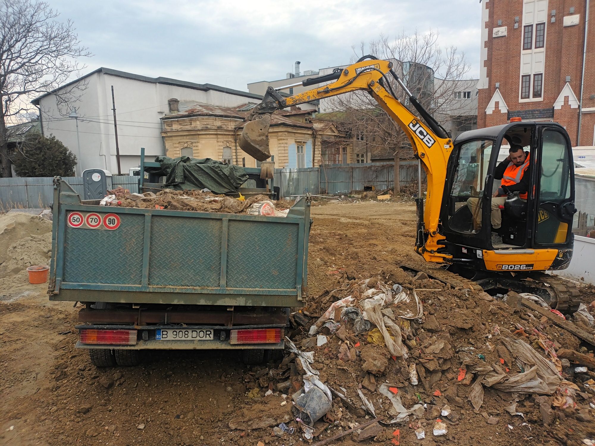 Închiriez miniexcavator bobcat buldoexcavator cu picon motostivuitor