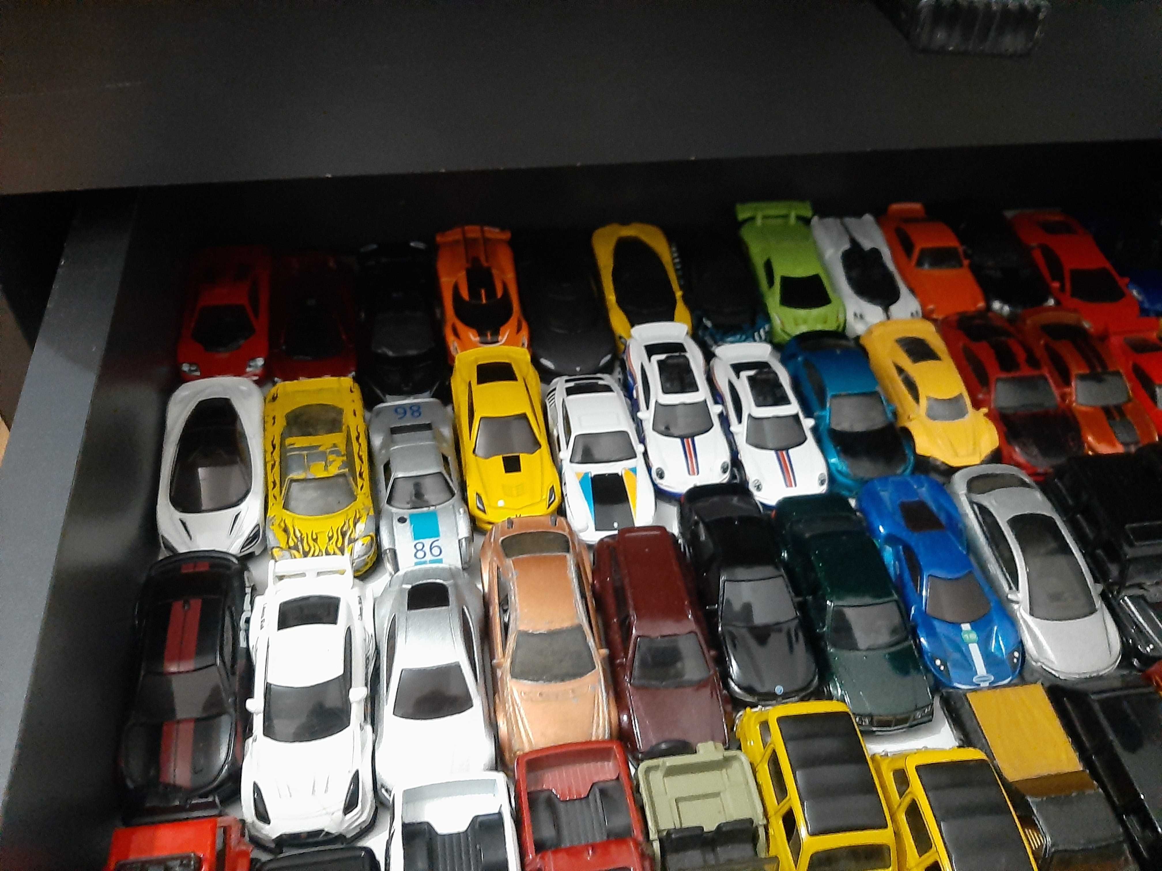 Vand lot masinute hotwheels si camioane de jucarie