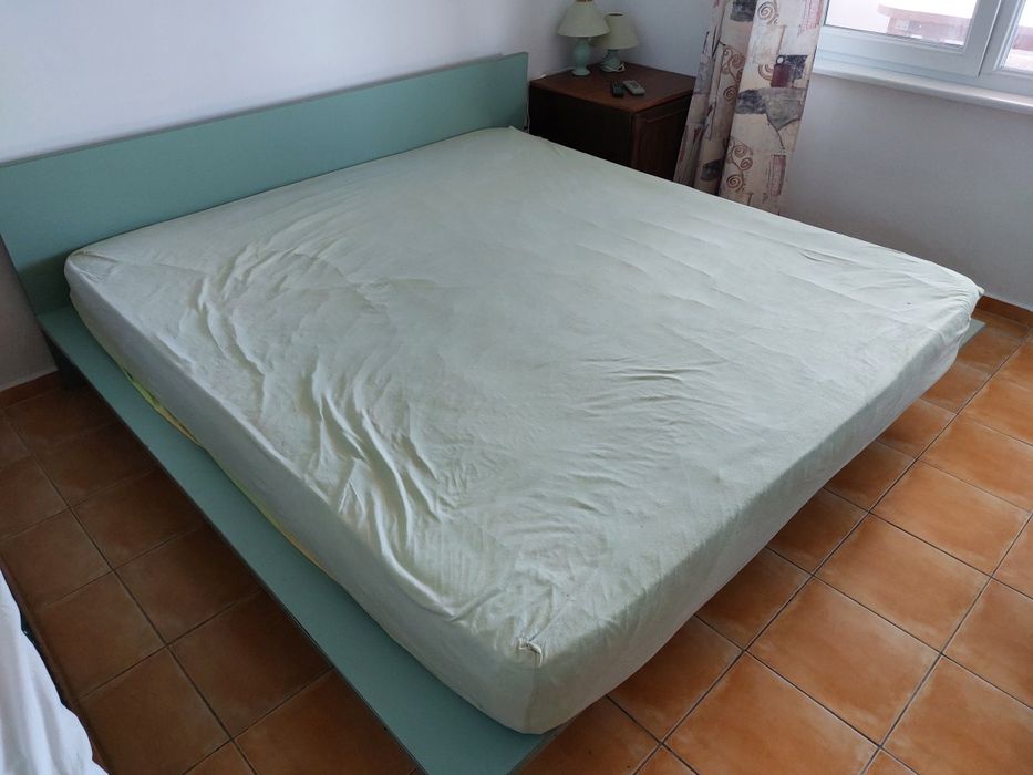 Спални и легла с матраци, маси-тоалетки от чам масив