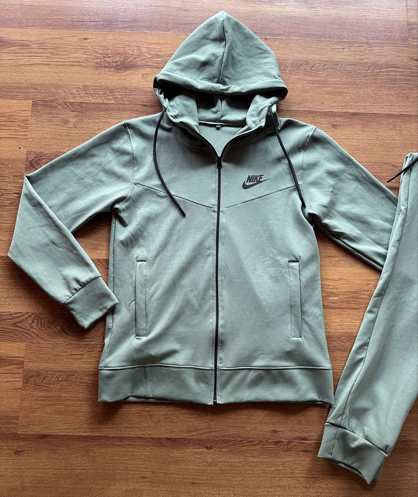 Мъжки,памучен,масленозелен екип Nike с качулка и ципове на джобовете