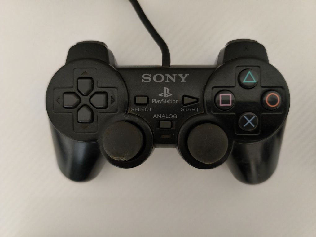 Playstation 2 / Два контролера / Две игри / Перфектно състояние!