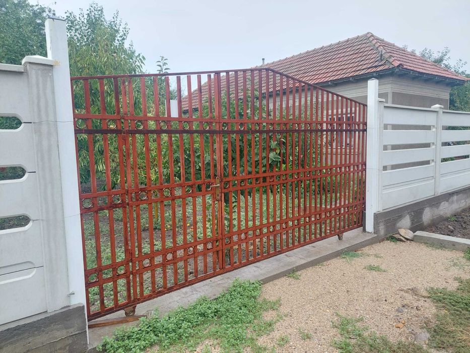 Poarta din teava rectangulara 4.20 m cu usa acces pietonal inclusa.