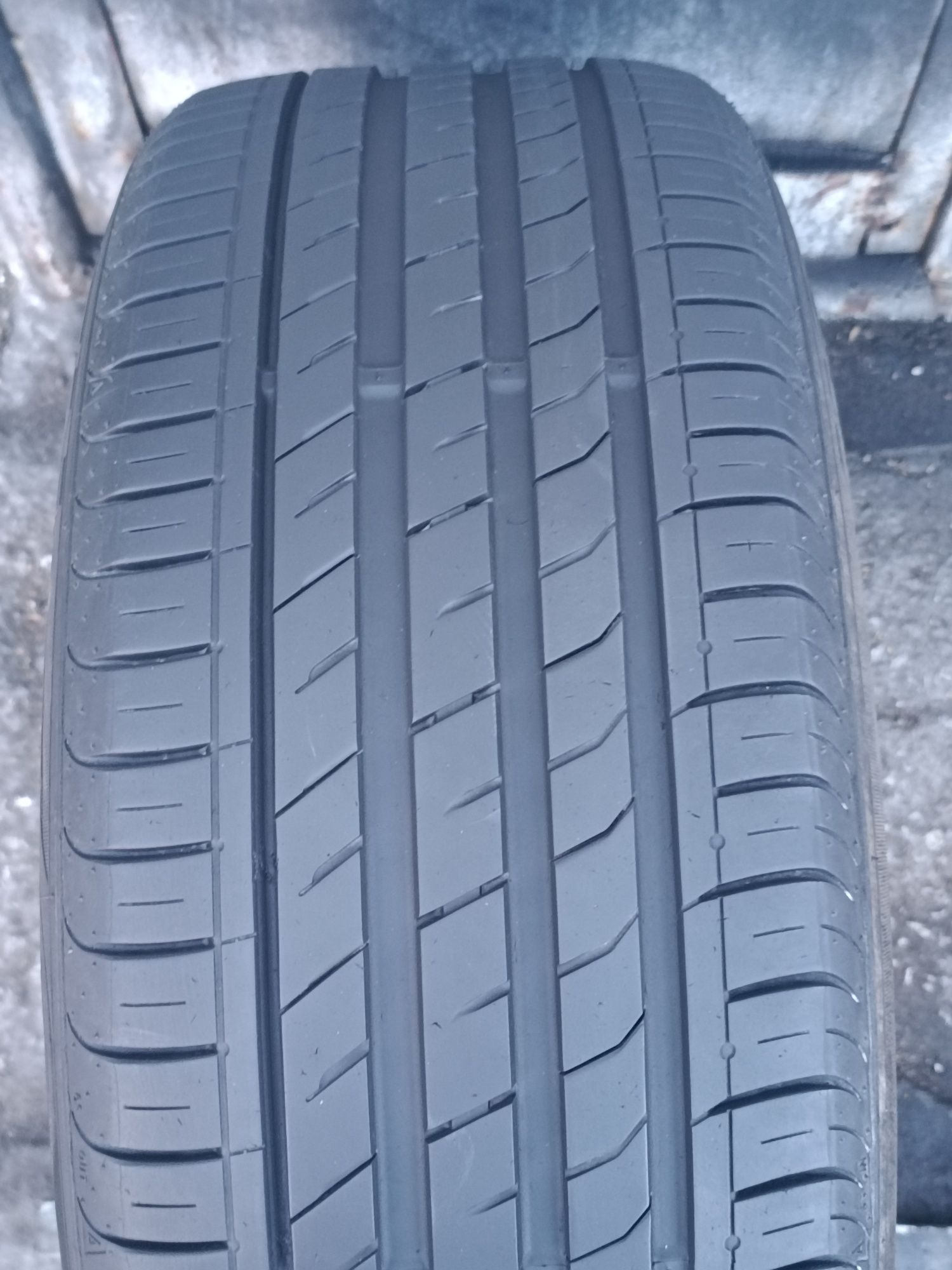 225/50/17 Nexen .
