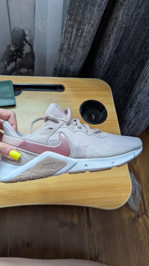 Кроссовки Nike Legend Essential 2