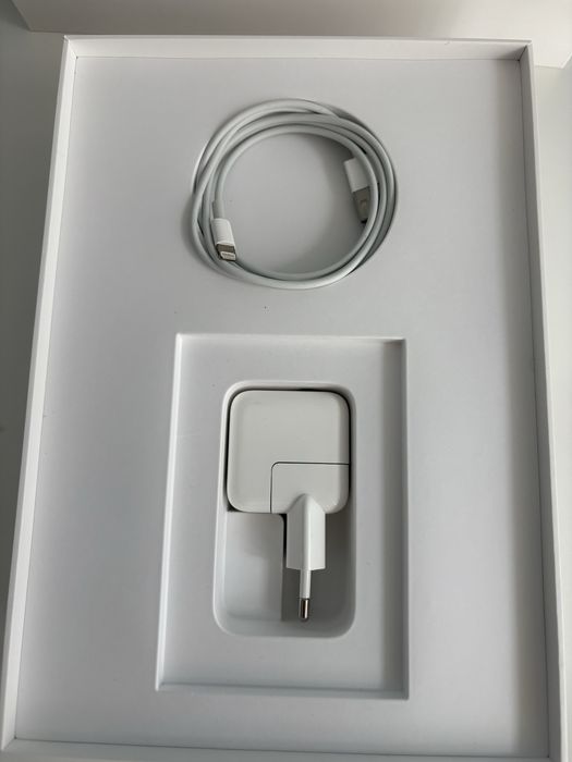 iPad 7 (10.2”) 32GB Wi-Fi — Много добро състояние, + UAG калъф подарък