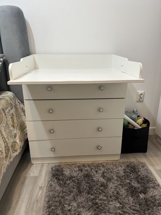 Comoda pentru infasat bebelusi