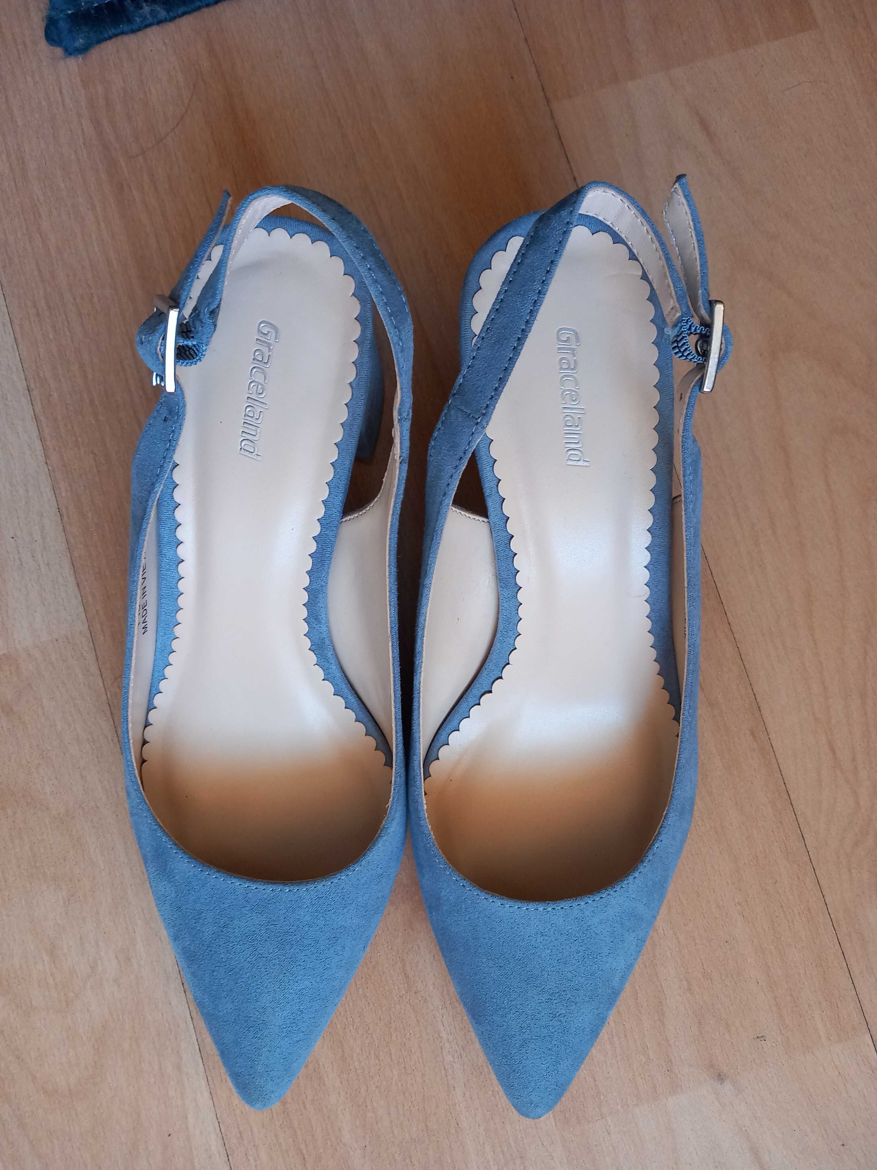 Пролетни обувки в светло синьо