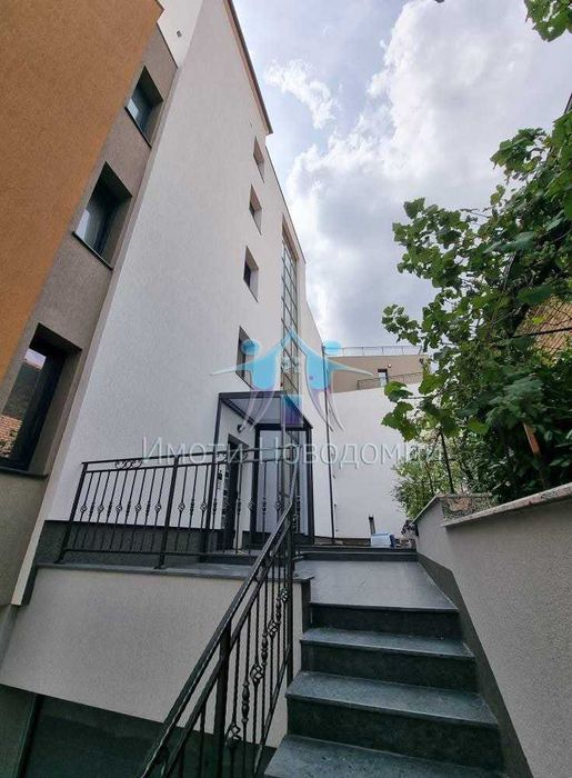 Продава се Тристаен апартамент в Шумен, Пазара - 96 кв.м за 1375 €/кв.м - Снимка #1