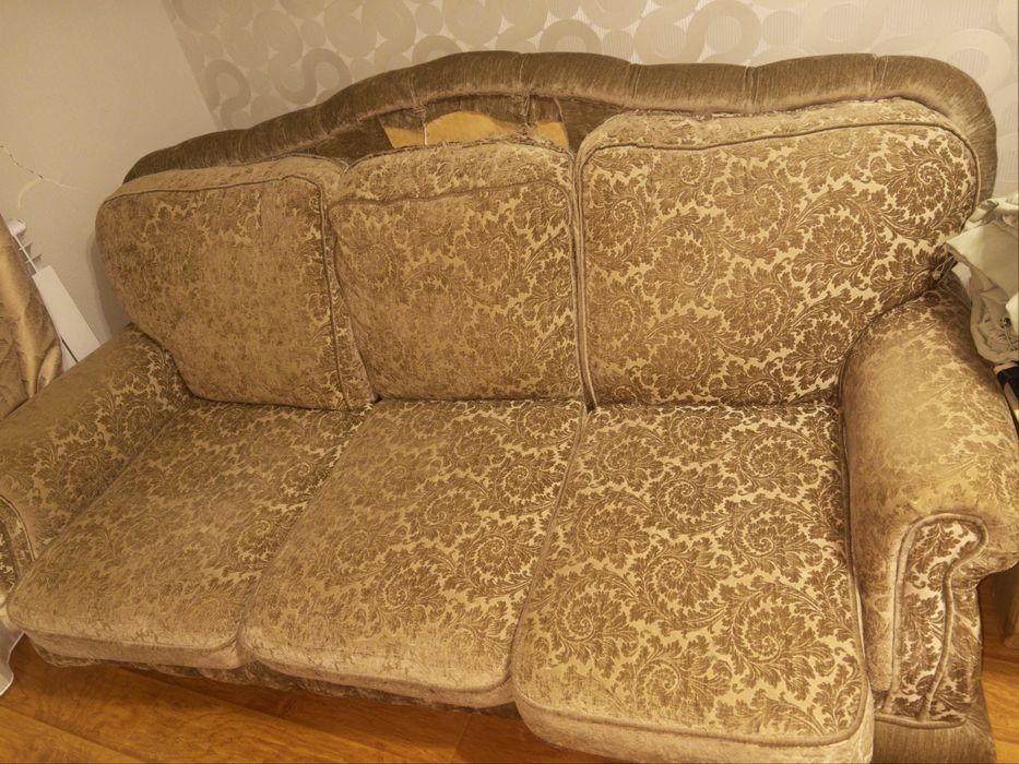 Срочно продаю диваны.Три винтажных дивана