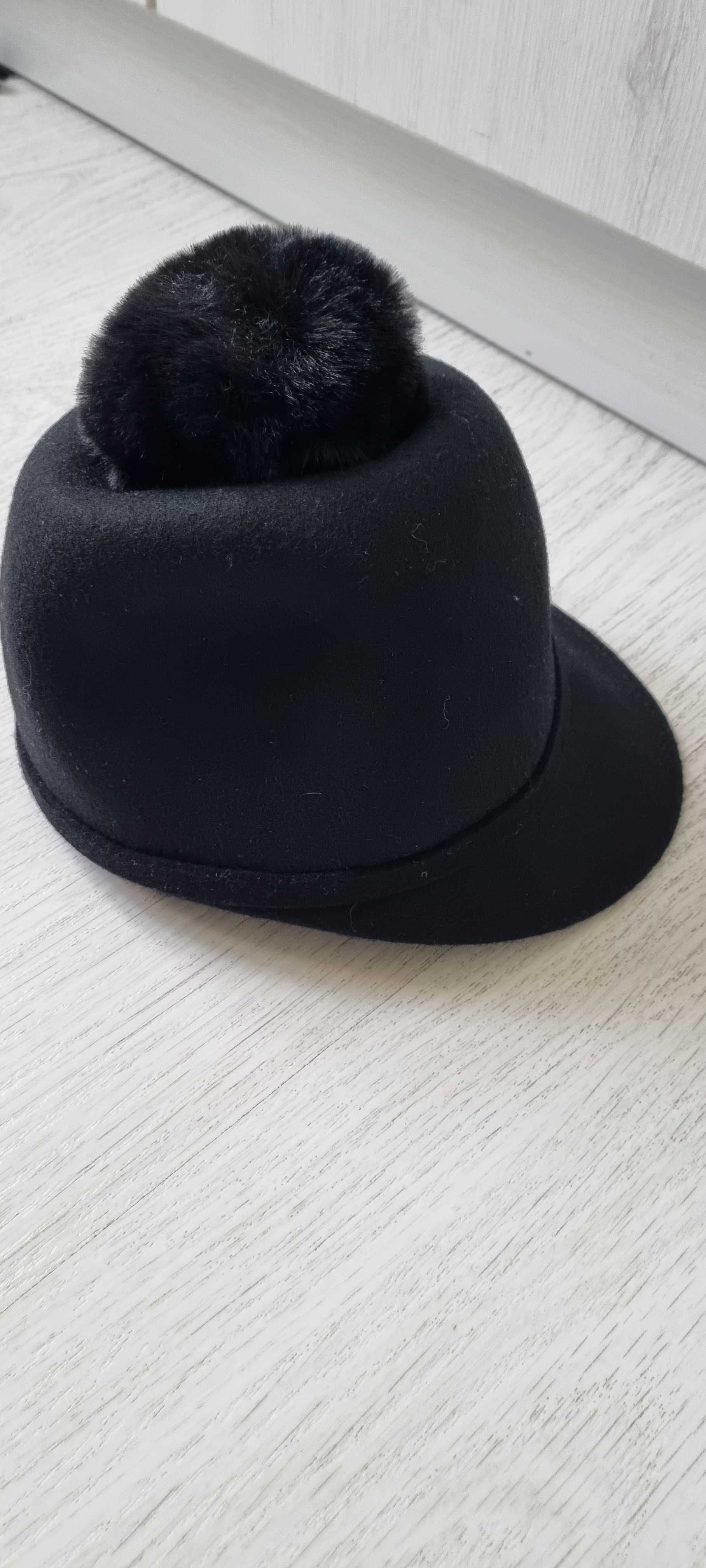 Дамска шапка от Зара